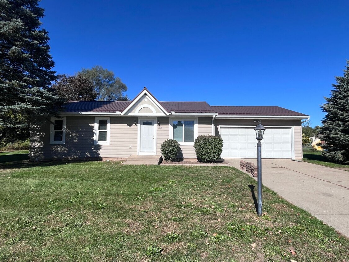 Primary Photo - Nice Recently Renovated 3-Bedroom, 2-Bath ...