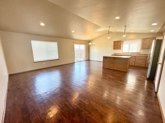 Foto del edificio - Spacious 3 Bedroom 2 Bathroom Home Now Available