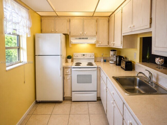 Building Photo - 5181 W Oakland Park Blvd