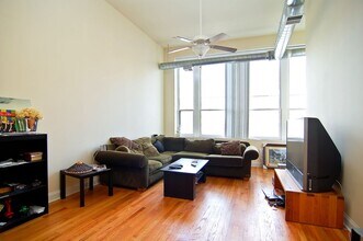 Building Photo - 1552 N Milwaukee Ave