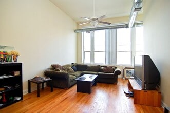 Building Photo - 1552 N Milwaukee Ave