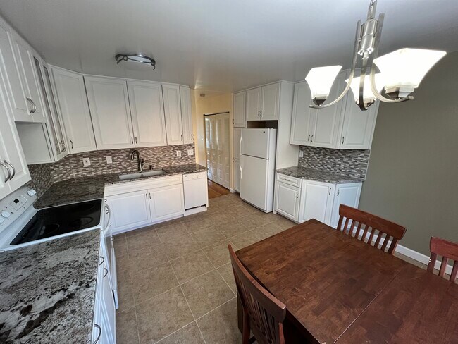 Kitchen - 105 N Ann St