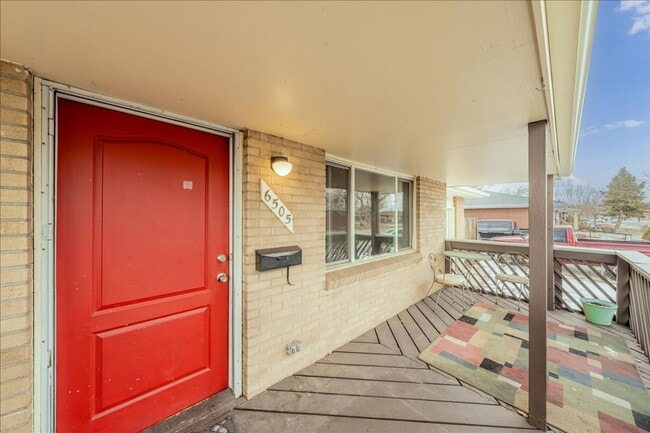 Building Photo - Updated 5 Bed/3 Bath Home with 1 Car Garag...