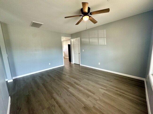 Foto del edificio - 960 Mayfield Dr