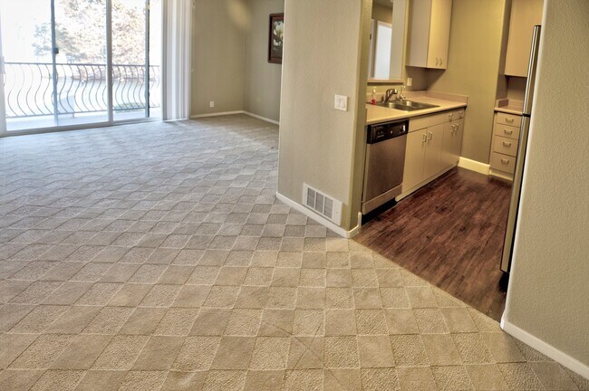 Foto del edificio - Beautiful 1Bedroom Condo Walking Distance ...