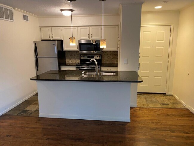 Building Photo - 8888 Tallwood Dr