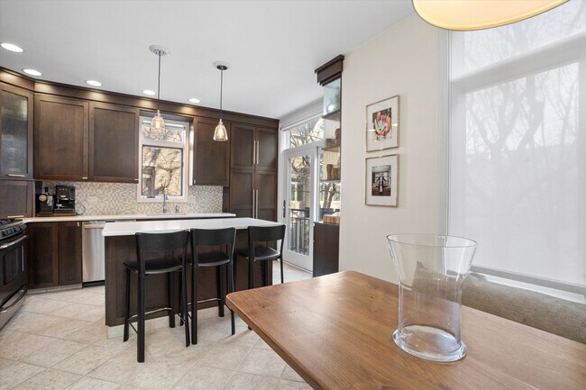 Foto del edificio - 2733 N Greenview Ave