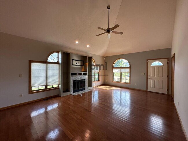 Foto del edificio - 384 Kingsmill Dr