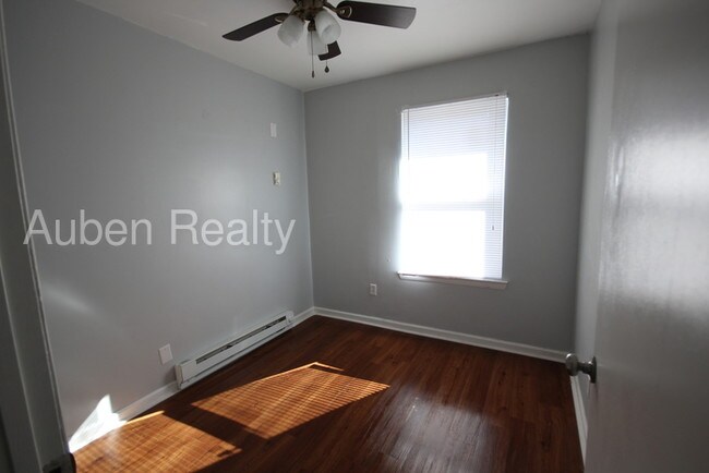 Building Photo - Renovated and Move In Ready