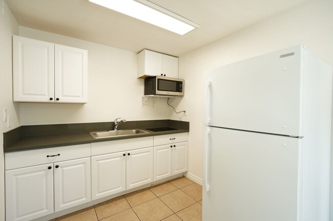 Building Photo - 1405 N Riverside Ave