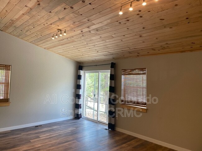 Building Photo - 291 Meadows Ln