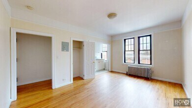 Building Photo - 218 W 10th St