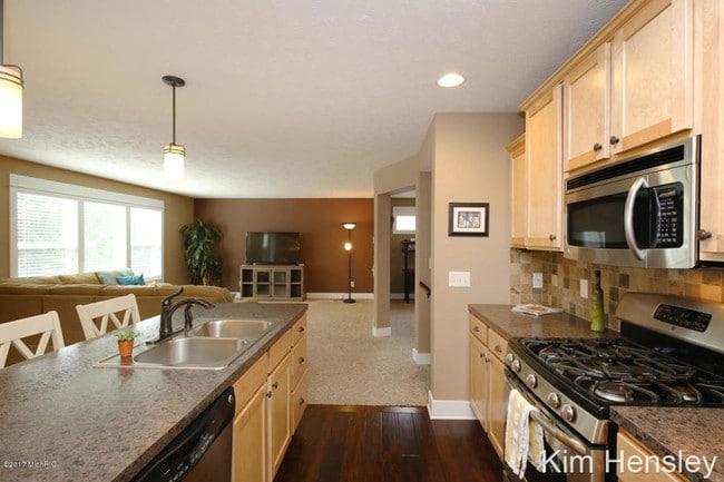 Building Photo - 9741 Sunset Ridge Dr NE