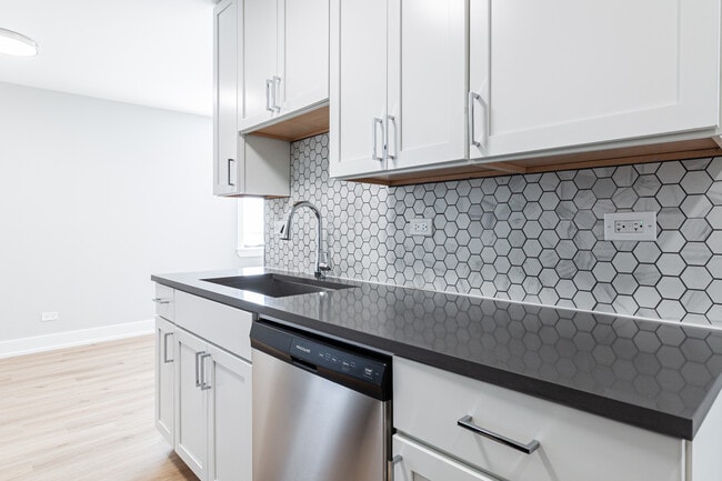 Building Photo - 520 W Aldine Ave