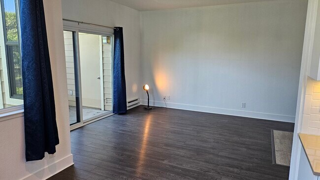 Foto del edificio - 245 Lakeshore Ct