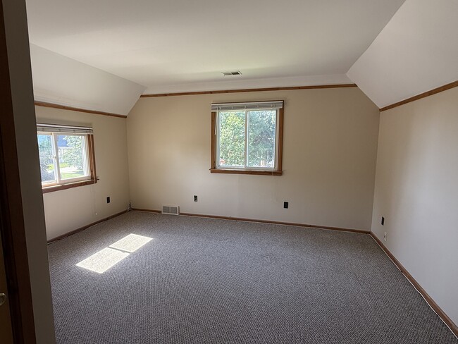 Building Photo - 466 Elm St