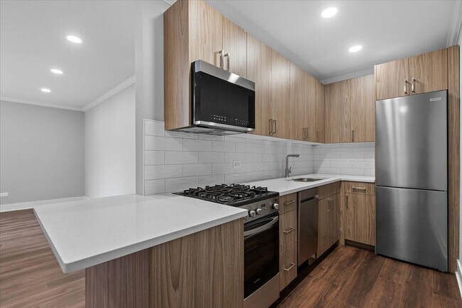 Building Photo - 536 W Oakdale Ave