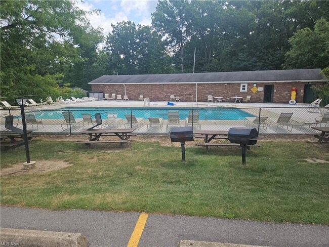 Foto del edificio - 7010 Carriage Hill Dr