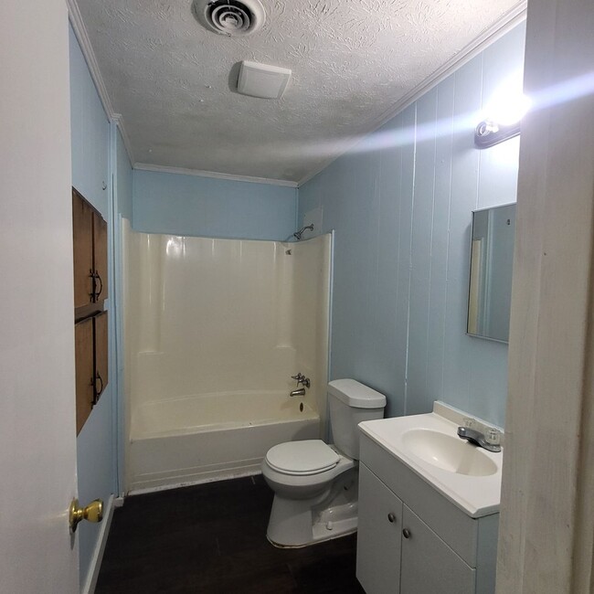 Building Photo - 302 Larsen St