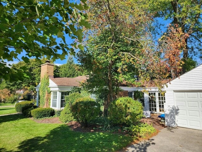 Building Photo - 203 E Oak Ave