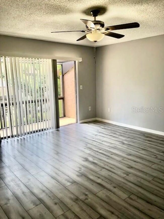 Foto del edificio - 2717 Hidden Lake Blvd