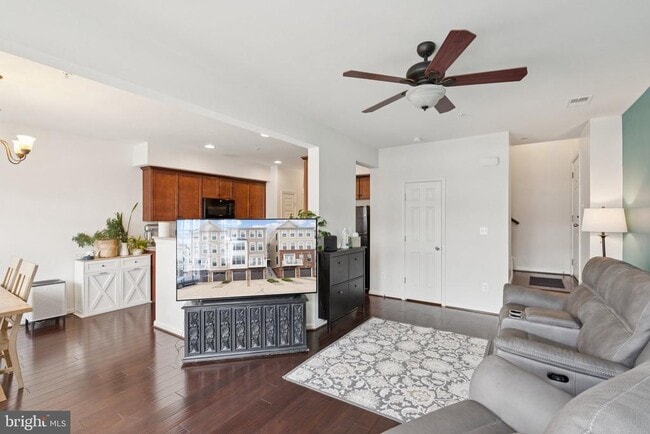 Building Photo - 42227 Canary Grass Square