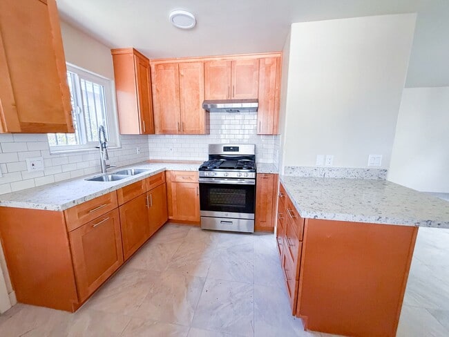 Building Photo - 4bd 2 ba House Available For Rent