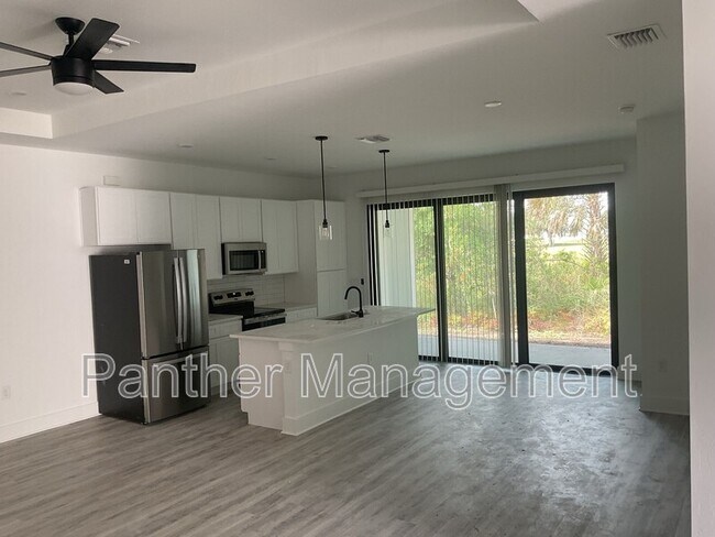 Foto del edificio - 26481-26483 Explorer Rd