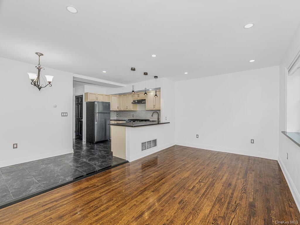 503 Hollywood Ave Unit 1st floor, The Bronx, NY 10465 Room for Rent