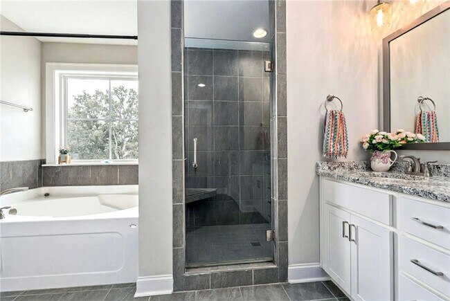 Foto del edificio - Available Soon!