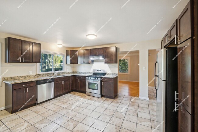 Foto del edificio - Rare Rental Opportunity: 4-Bedroom, 2.5-Ba...