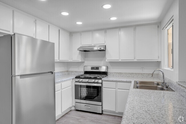 2BR, 1BA - 816SF - Kitchen - PepperTree Place