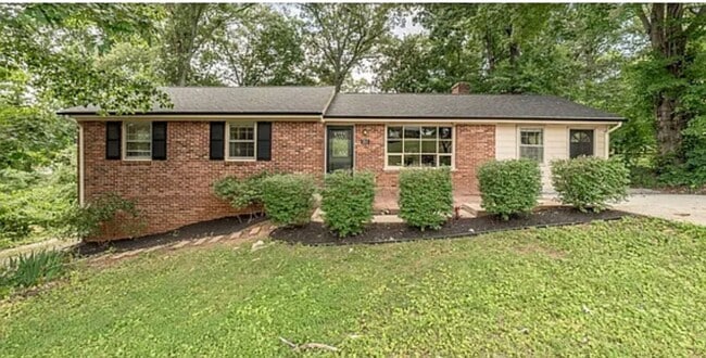 5 Bedroom || 2 Bathroom - Single Family Home with Finished Basement Apartment - 5 Bedroom || 2 Bathroom - Single Family Home with Finished Basement Apartment