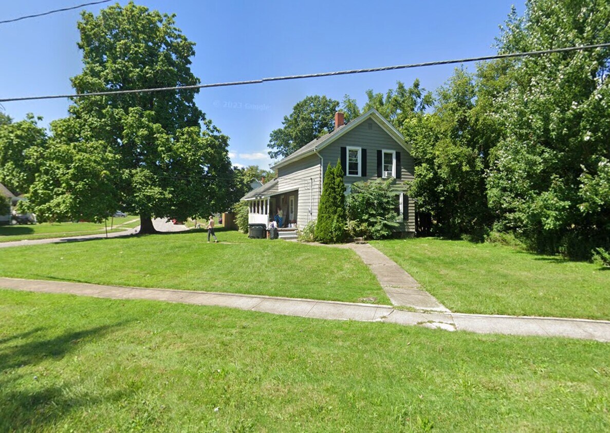 Building Photo - 736 W River Rd N