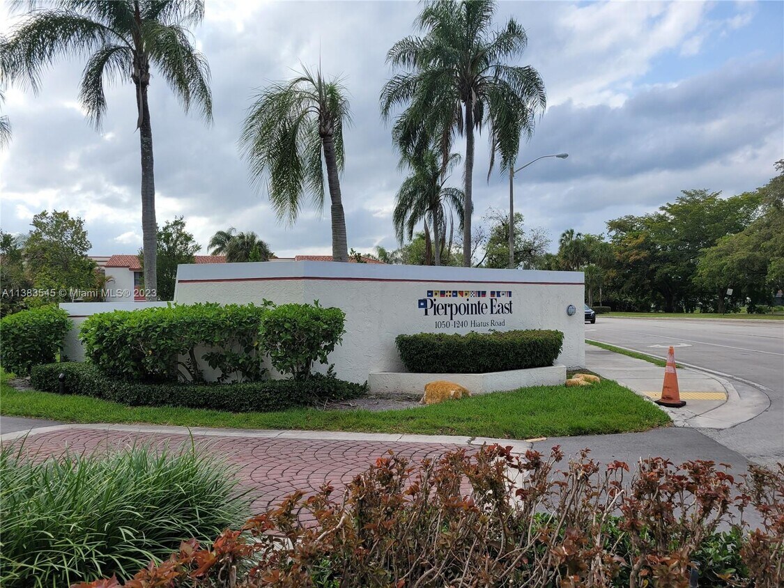 Primary Photo - 1078 N Hiatus Rd
