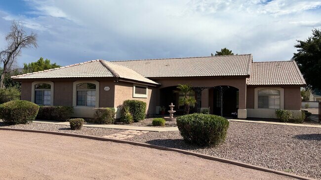 Foto del edificio - 2453 E Magnolia Dr