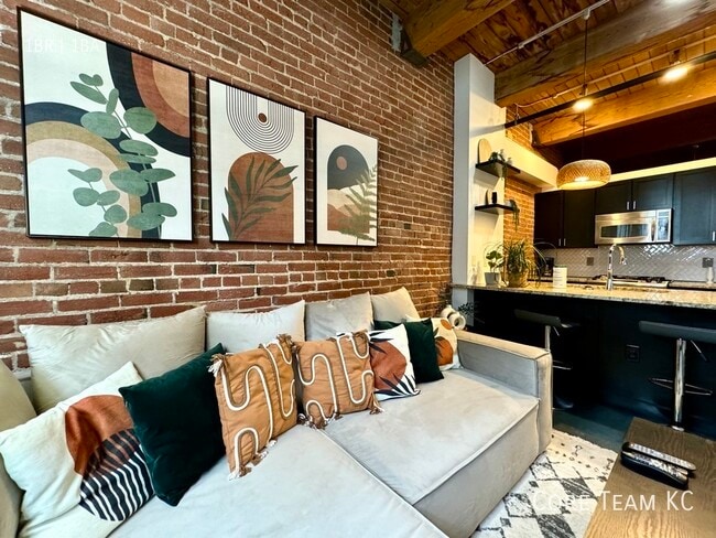 Building Photo - 408 W 8th St