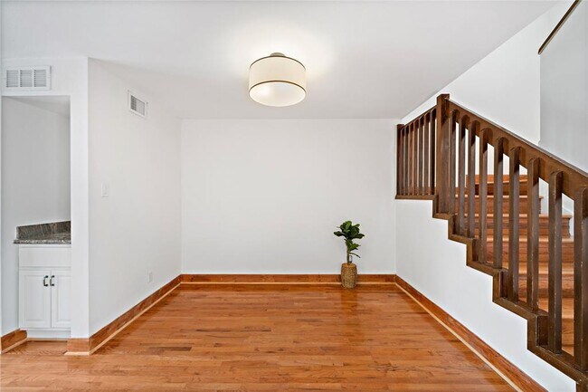 Building Photo - 5246 Woodlawn Pl