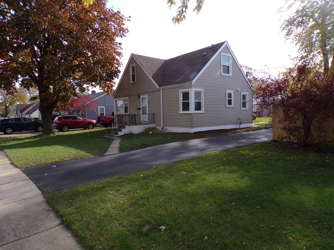 Primary Photo - 161 W Franklin Dr