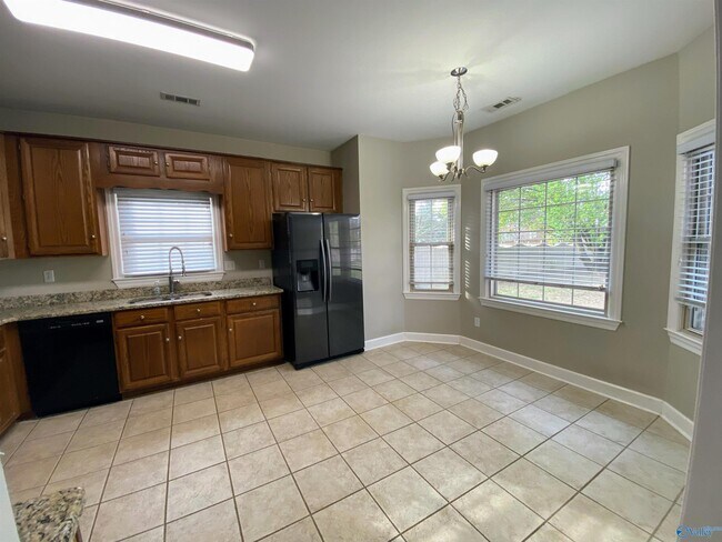 Foto del edificio - 3214 Cove Lake Rd