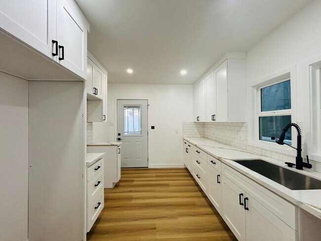 Foto del edificio - Fully Remodeled 3-Bedroom Home with Front ...