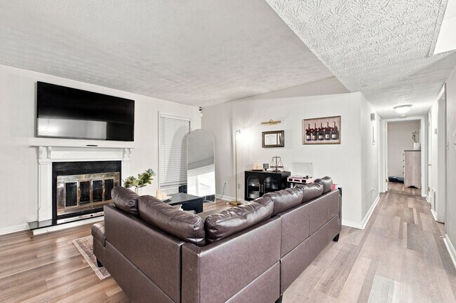 Foto del edificio - 6425 Pinebark Way