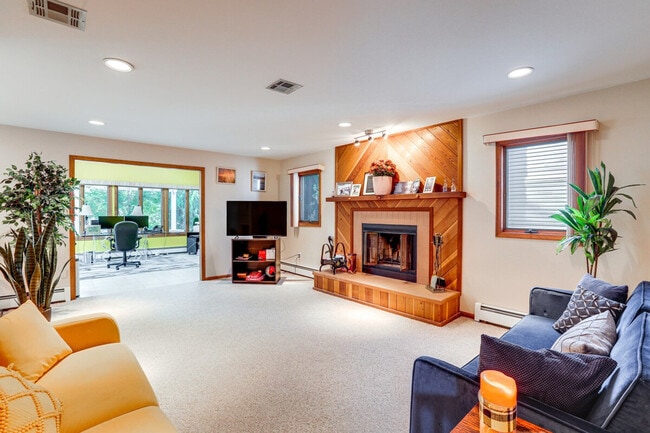 Building Photo - 31 Diane Dr