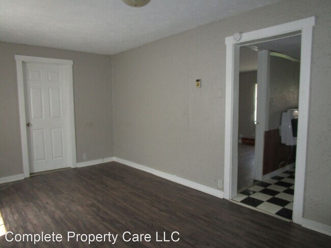 Building Photo - 2 br, 1 bath House - 2100 W. Memorial Dr.