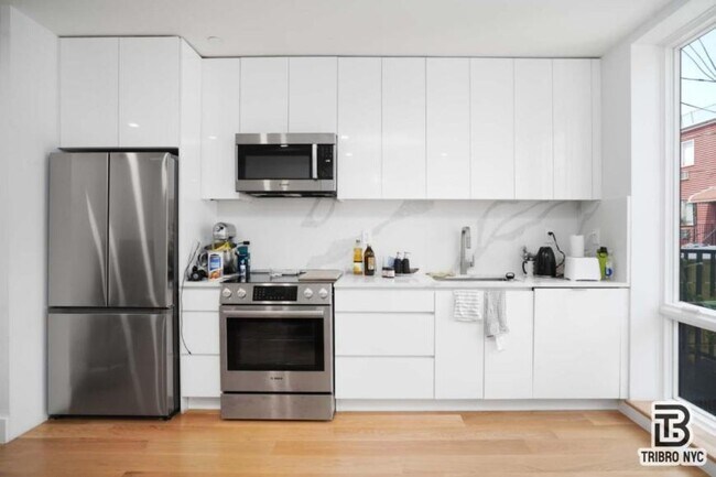 Foto del edificio - 3 bedroom in BROOKLYN NY 11205