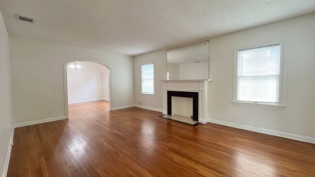 Building Photo - Bungalow Featuring 3 Bedroom, 1 Bath in th...