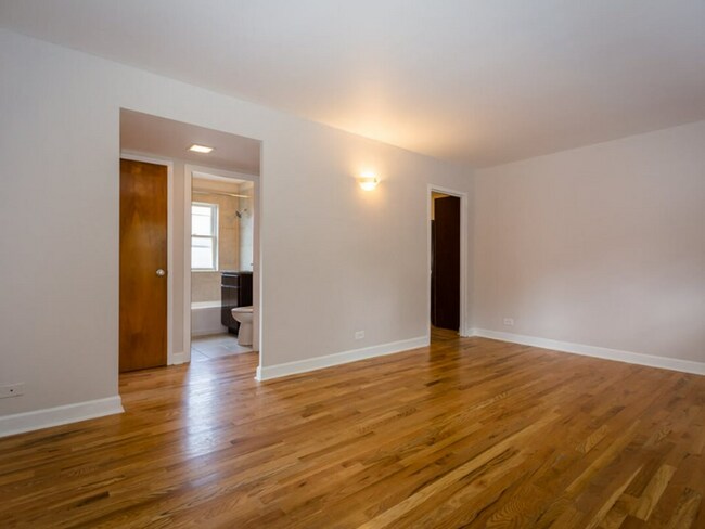 Foto del edificio - 2104 W Foster Ave