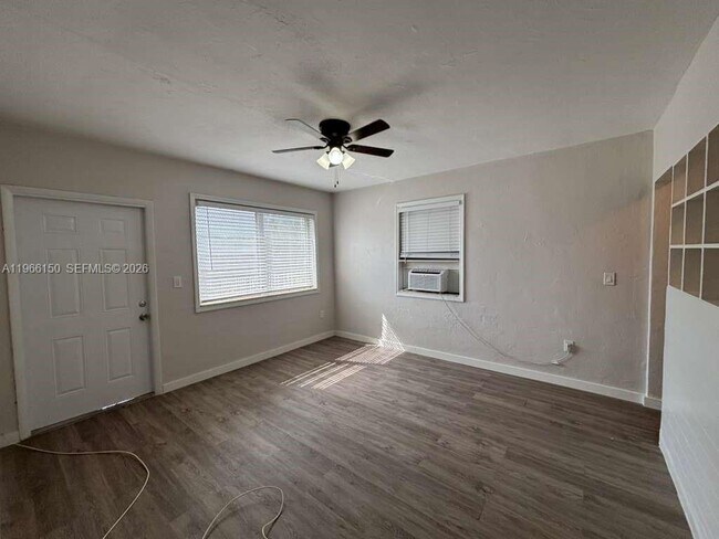 Foto del edificio - 301 Sharar Ave