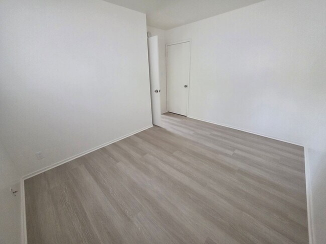 Building Photo - This is a large 2-bdr in a convenient, Fre...