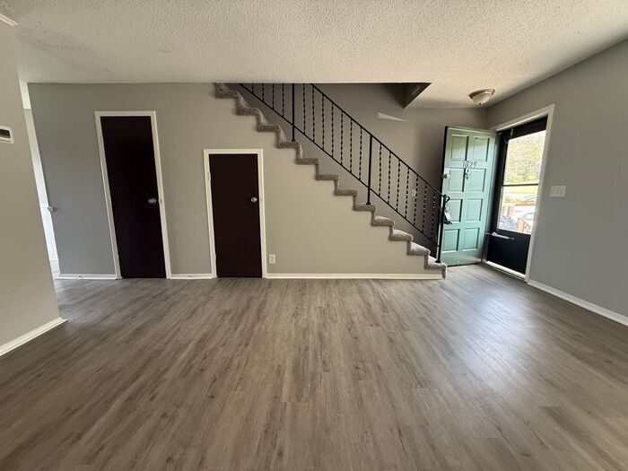 Cute and Convenient South Nashville Townhouse near BNA and Woodbine - Renovated - Cute and Convenient South Nashville Townhouse near BNA and Woodbine - Renovated